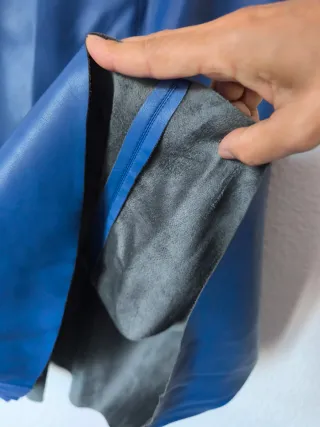 Falda Zara efecto piel azul