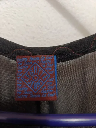 Camiseta sin mangas bordada