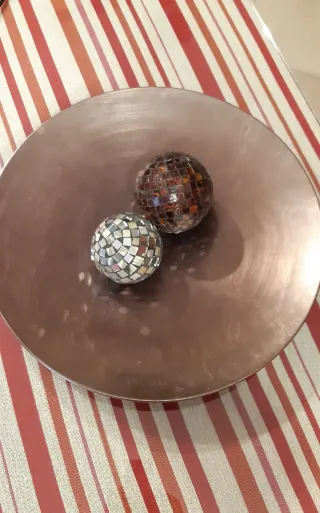 Plato decorativo con bolas de cristal