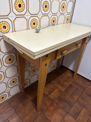 Mesa de cocina extensible beige y madera