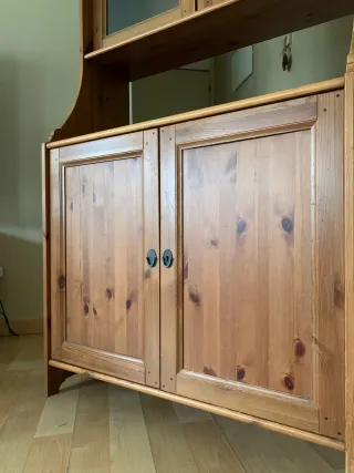 Mueble aparador de madera con puertas de cristal