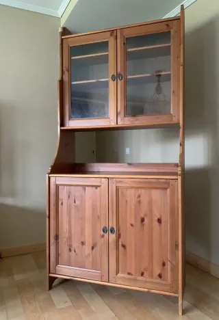 Mueble aparador de madera con puertas de cristal