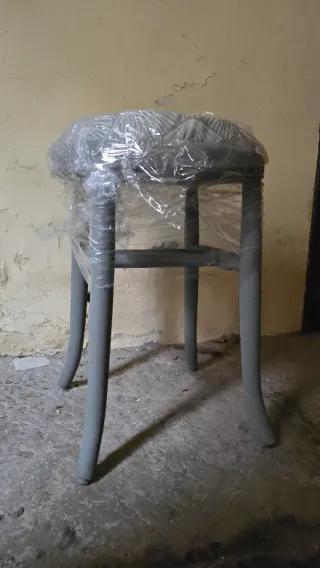 Taburete restaurado gris madera