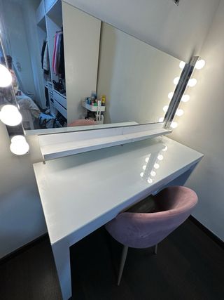 Tocador blanco con espejo y luces