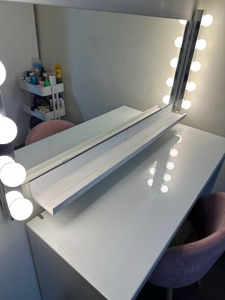 Tocador blanco con espejo y luces