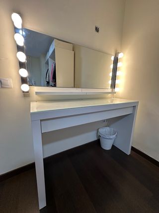 Tocador blanco con espejo y luces