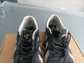 Zapatillas Hummel Beige y Negras