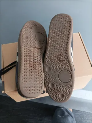 Zapatillas Hummel Beige y Negras