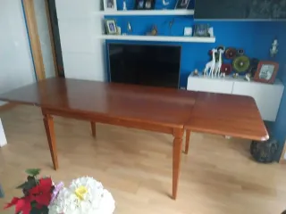 Mesa de comedor de madera de pino teñida