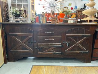 Aparador rústico con puertas tipo granero