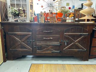 Aparador rústico con puertas tipo granero