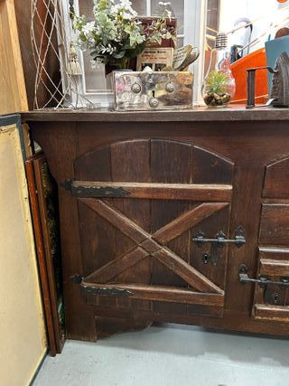 Aparador rústico con puertas tipo granero