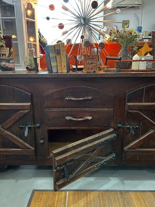 Aparador rústico con puertas tipo granero