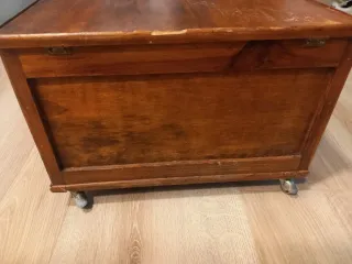 Caja antigua de merceria, de madera maciza