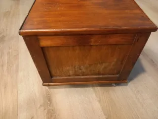 Caja antigua de merceria, de madera maciza