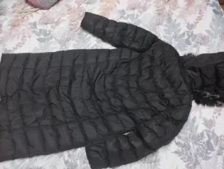 Abrigo acolchado negro con capucha de mujer