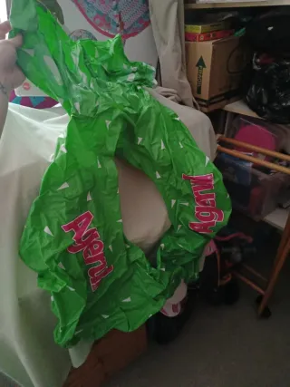 Flotador gigante verde con texto rosa