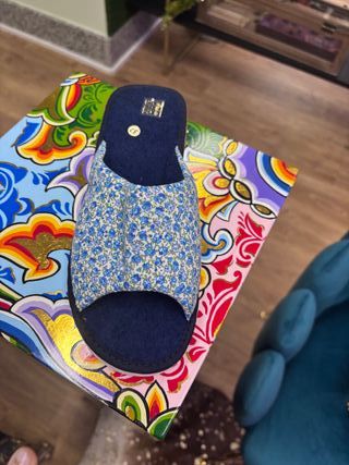 Zapatillas casa florecitas azules