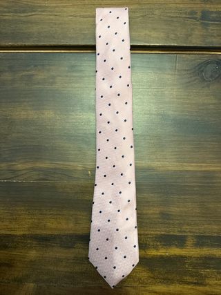 Corbata rosa con puntos