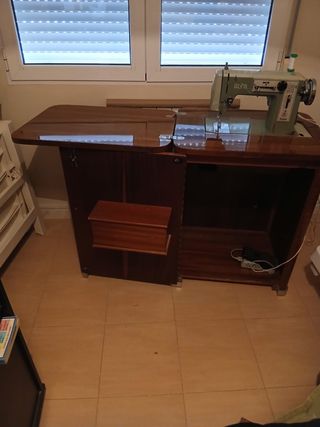 Mesitas de madera rústicas y auxiliares.