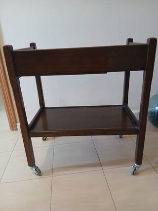 Mesitas de madera rústicas y auxiliares.