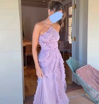 Vestido invitada lila plisado con volantes