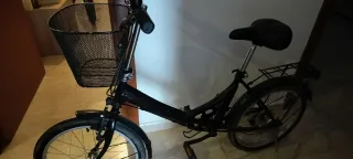 Bicicleta plegable negra con cesta