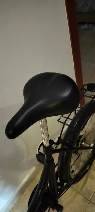 Bicicleta plegable negra con cesta