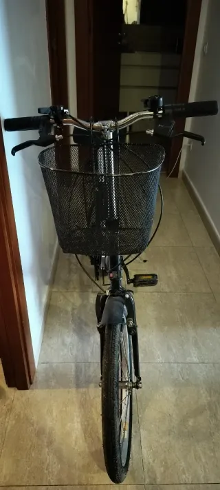Bicicleta plegable negra con cesta