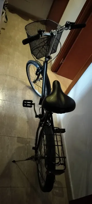 Bicicleta plegable negra con cesta