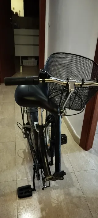 Bicicleta plegable negra con cesta