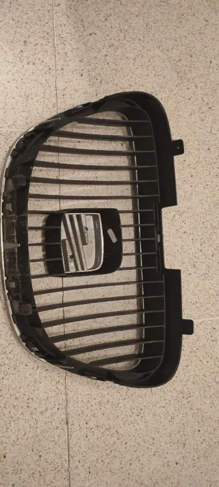 Parrilla Seat León MK2 con Emblema Seat