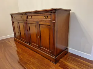 Aparador de madera con 2 cajones y 4 puertas