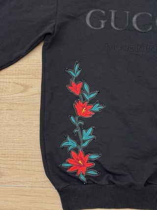 Jersey Negro de Mujer con detalles florales