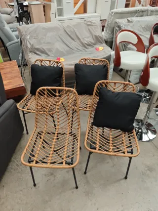 Juego de 4 Sillas Rattan con Cojines Negros