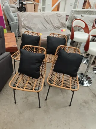 Juego de 4 Sillas Rattan con Cojines Negros