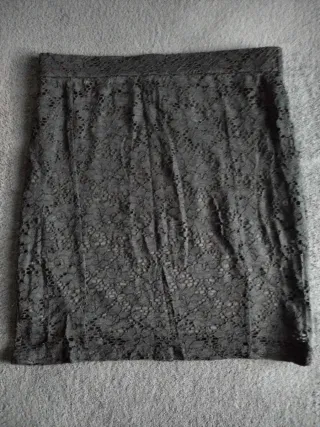 Falda negra de encaje