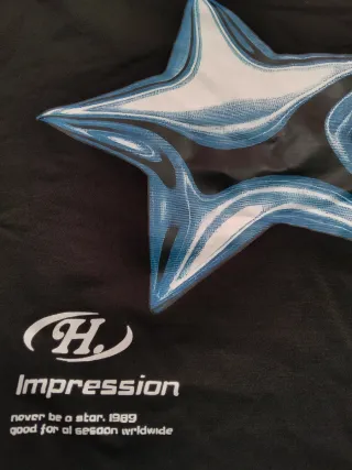 Camiseta negra con estampado de estrella
