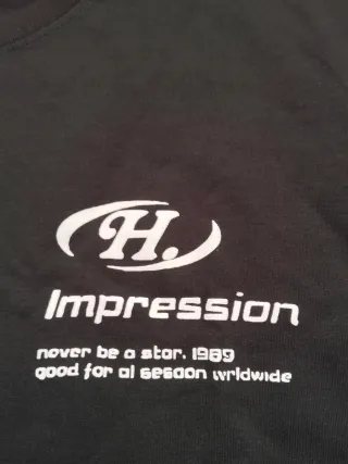 Camiseta negra con estampado de estrella