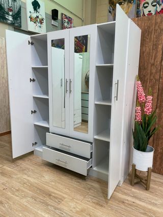 Armario grande blanco con espejos y cajones