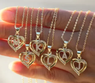 Collana con ciondolo a cuore con iniziale