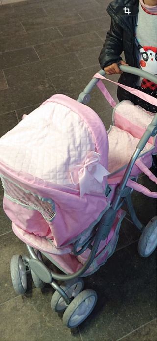 Cochecito de juguete rosa