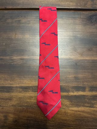 Corbata roja con logo LAND TRAVEL de Toye, Kenning
