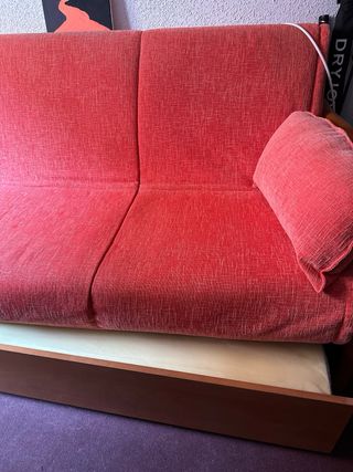 Sofá con doble cama naranja con brazos de madera