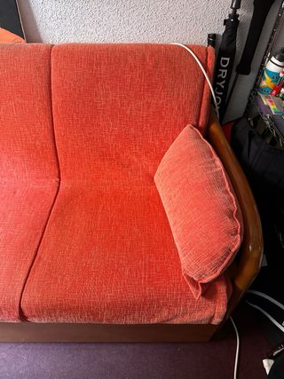 Sofá con doble cama naranja con brazos de madera