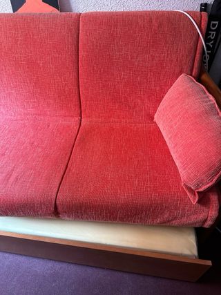 Sofá con doble cama naranja con brazos de madera