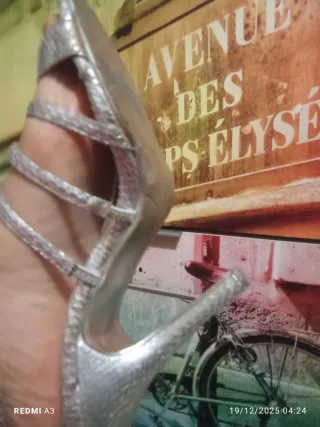 Sandalias tacón plateadas serpiente talla 38