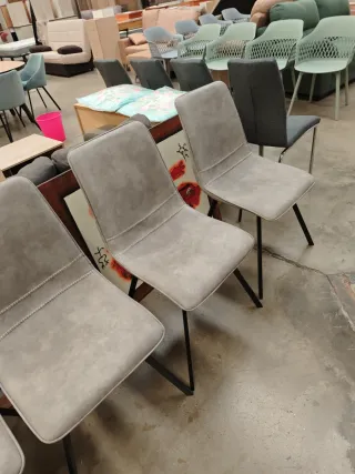 Juego de 4 sillas grises de diseño moderno