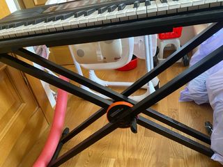 Piano Yamaha con soporte
