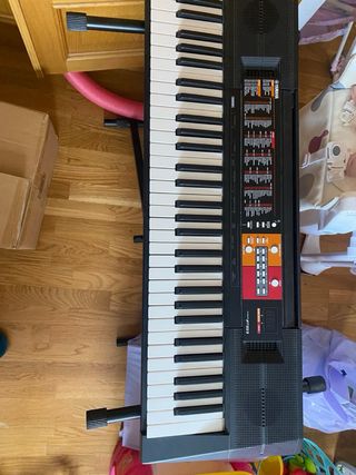 Piano Yamaha con soporte